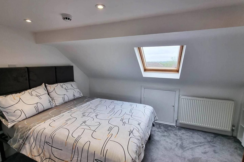 St Albans Stylish Suite With Kitchenette view 4