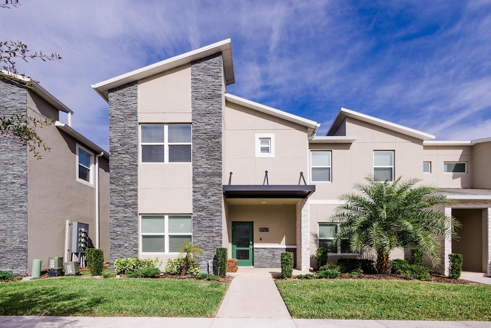 8967 CC - Cozy 5 Bed Home With Private Pool