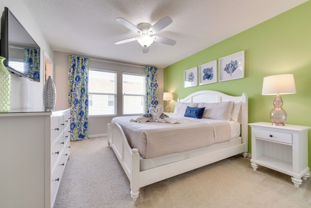 4 Mi to Wdw: Sleek Townhome w/ Community Pool!