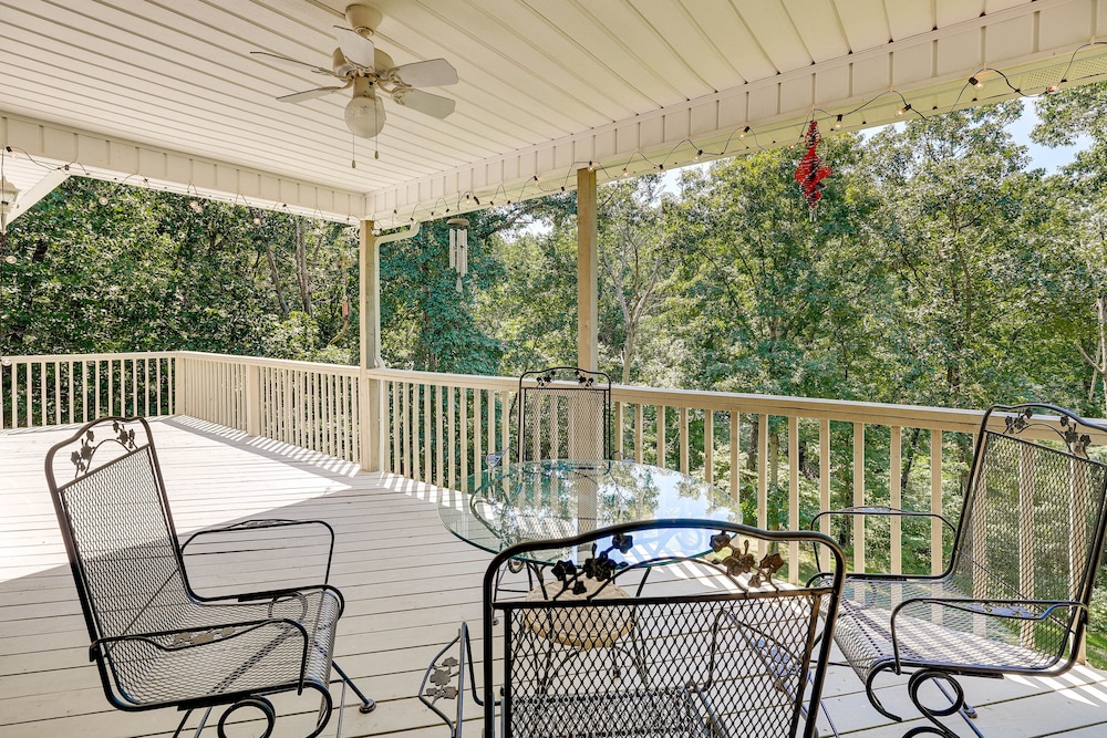 Bella Vista Vacation Rental w/ Private Back Deck!
