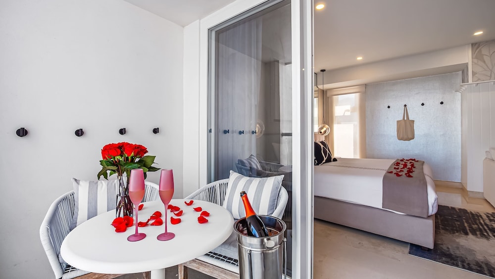Stunning Beachfront Condo Sea Views Pools