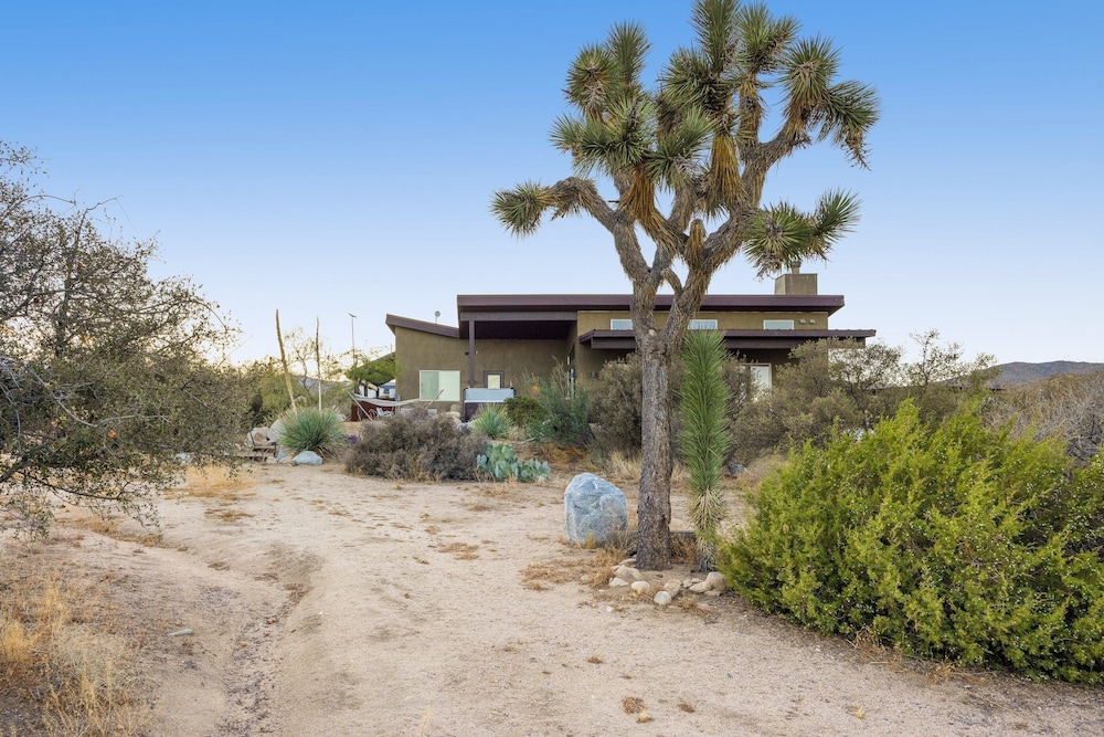Jackalope Junction-pool, Hot Tub, Fire Pit, Bbq & Desert Views! 2 Bedroom Home by RedAwning