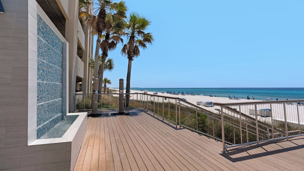 2BR Gulf Front Condo w/ Pool, Gym, Hot Tub + Free Attraction Tickets!