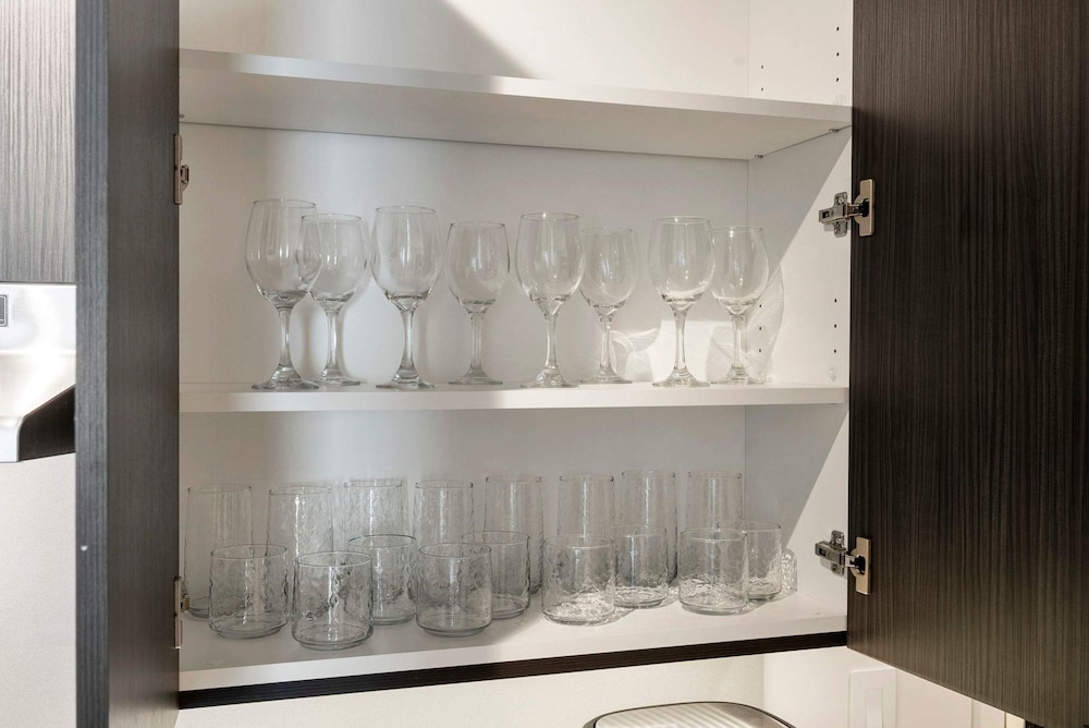 3 Bed 3 Bath High Rise With Gym Amenities