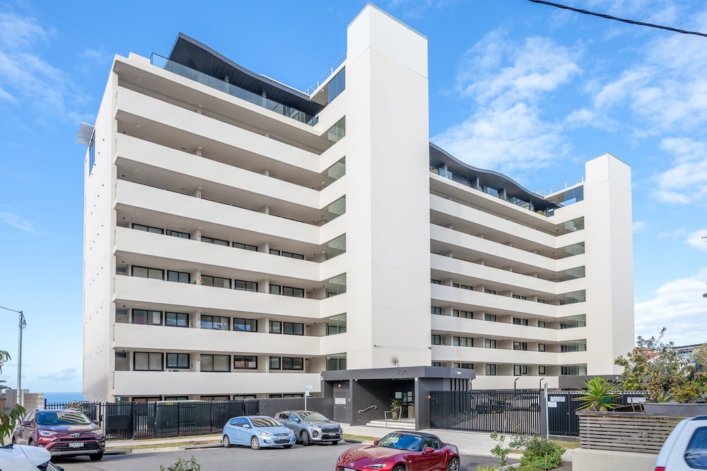Modern 1-bed With Tamarama Beach Views