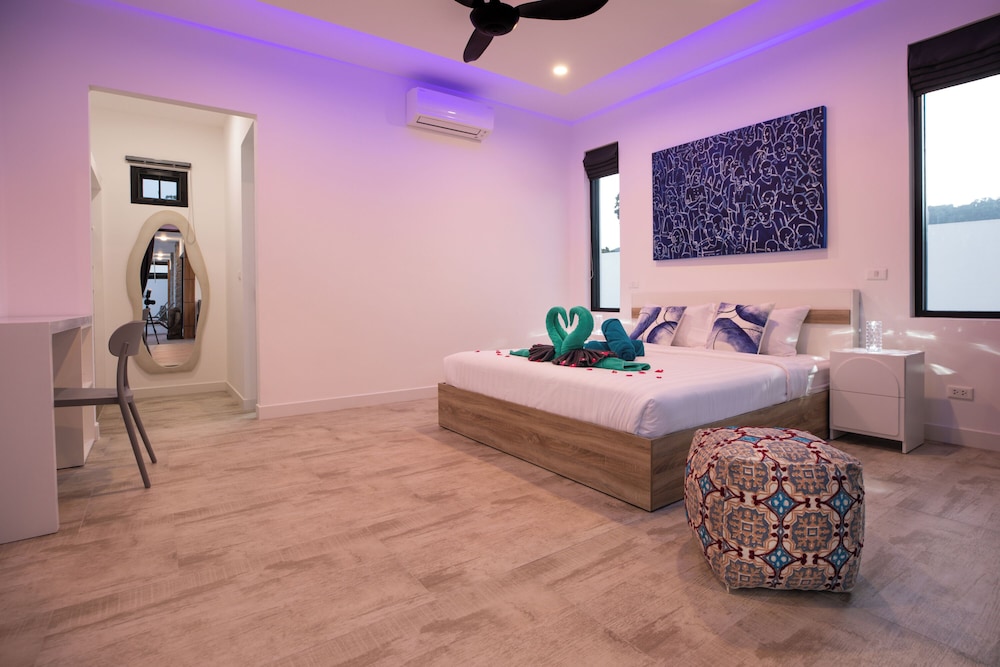 Modern 5 Bedrooms Pool Villa Curtis