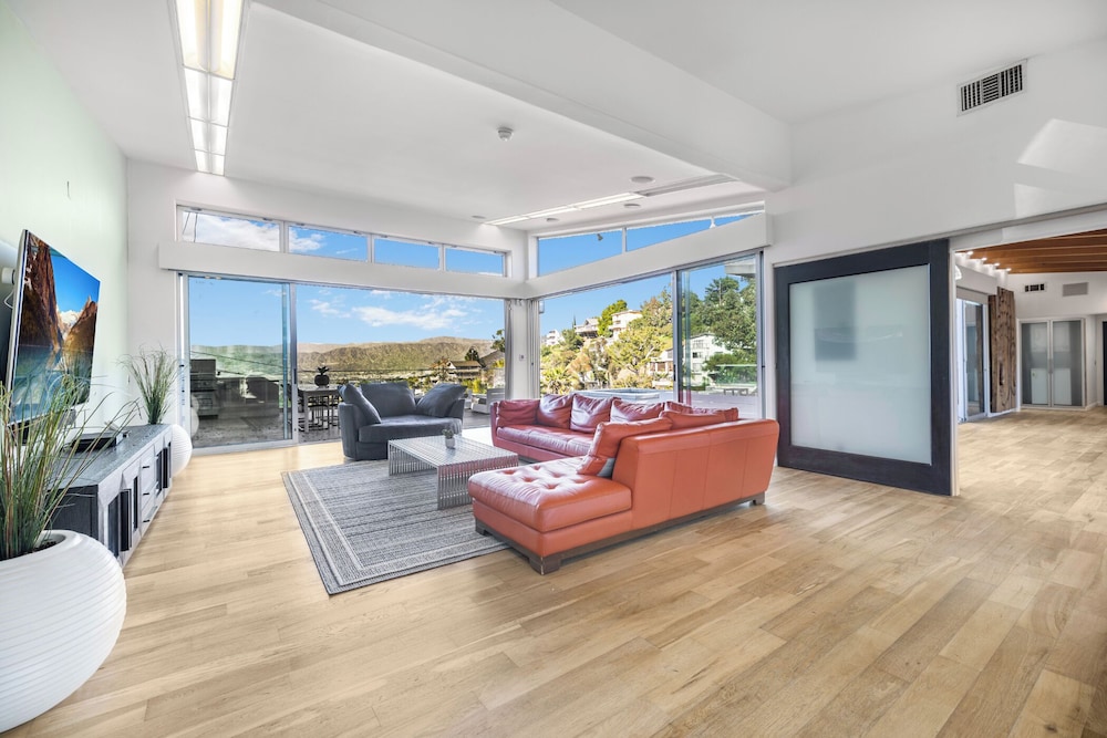 Mulholland View - Mid-century Modern Escape w/ Infinity Pool