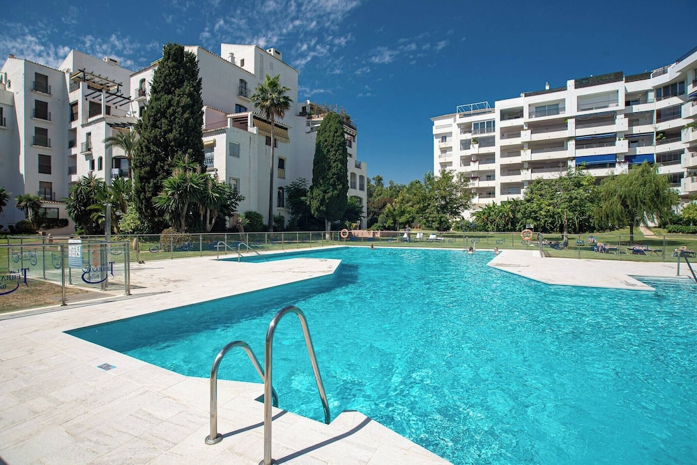Beautiful 2 Bedrooms Apartment In Puerto Banus