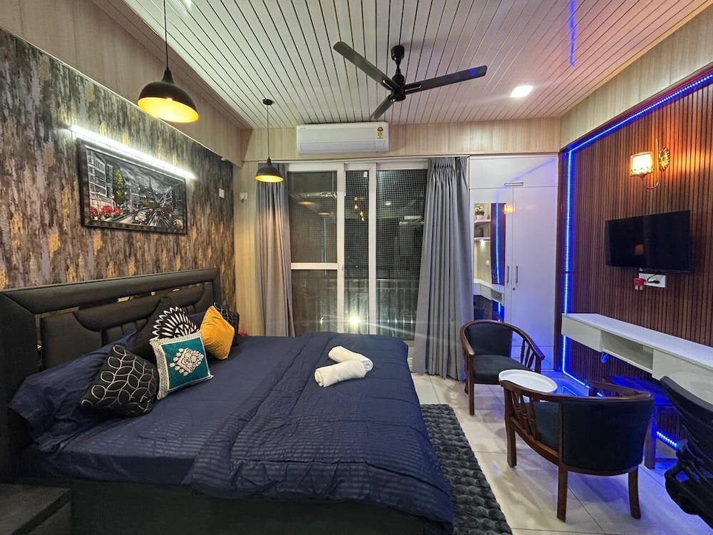 Spacious 1bhk for 6 Guests King & Sofa Beds Zirakpur,chandigarh,mohali,tricity