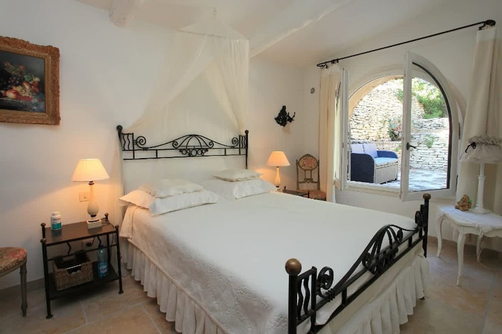 Provencal Villa in the Heart of the Luberon Scrubland