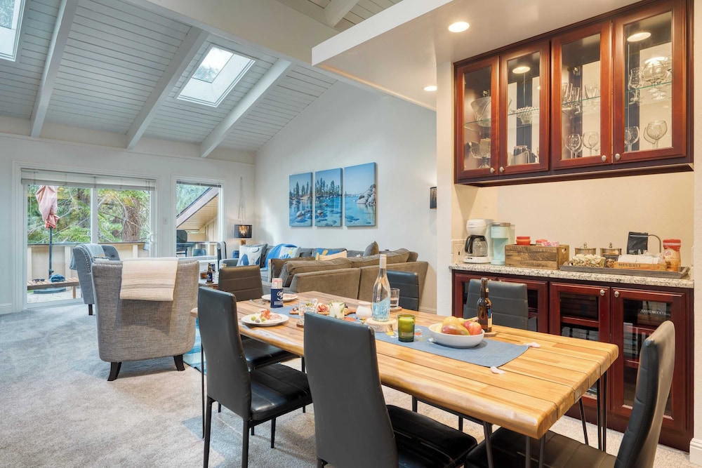 Ski Way by Avantstay Cozy Tahoe Home w/ Fireplace & Balcony