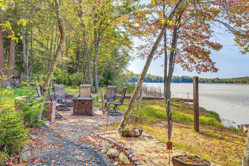 Arrowhead Lake Retreat w/ Dock + Pool Access!