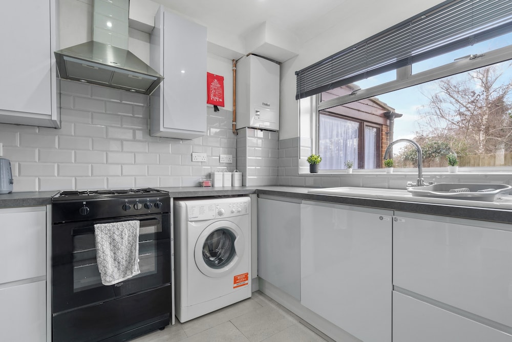 Staines House-3bed-sleeps7- Freep-close to Airport