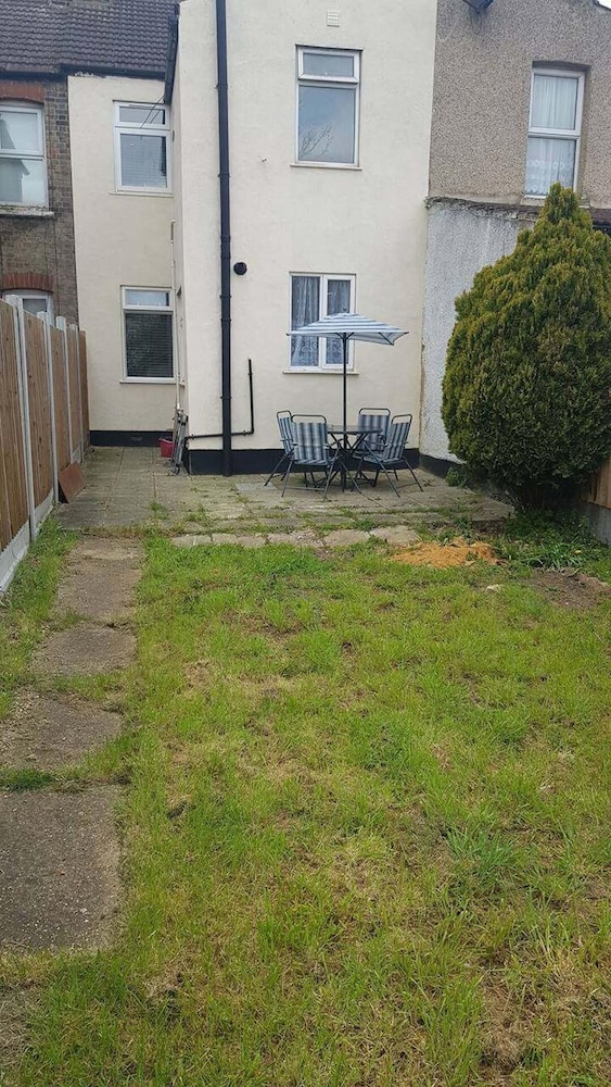 4 Bedroom House in Grays - Sleeps 6 & Parking
