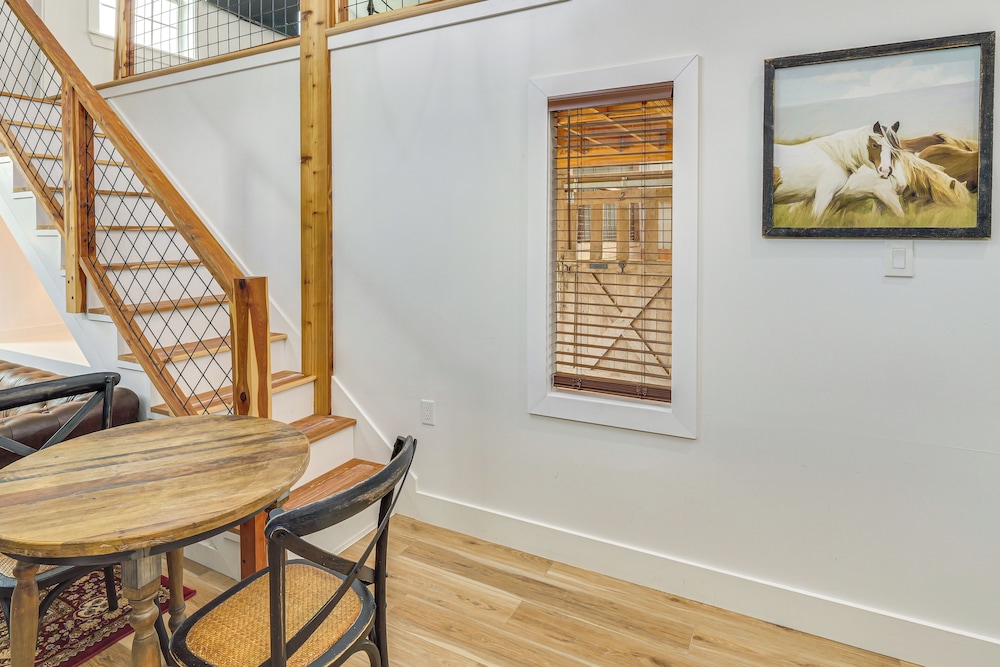 Luxe Stable Suite: Farm Stay in Lebanon!