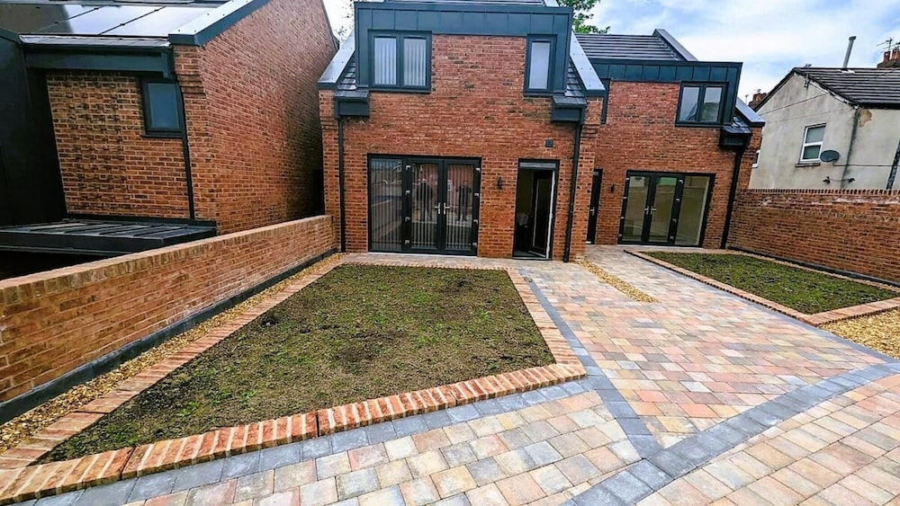 Lovely Modernist 4 Bed House view 4
