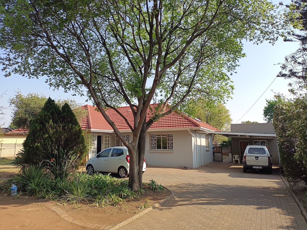 JM TOURS & SAFARIS GUESTHOUSE