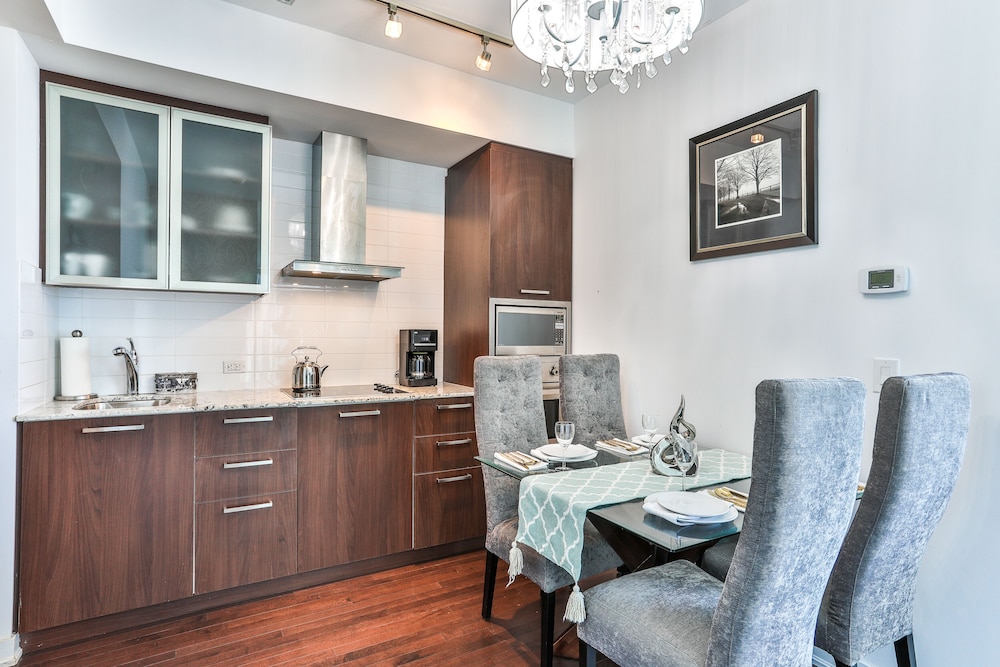 Exquisite 55th Floor 2 Bed 2 Bath Parking