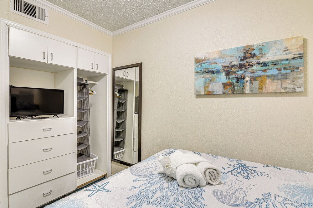 Stroll to Shore: Gem w/ Pool Access in Galveston
