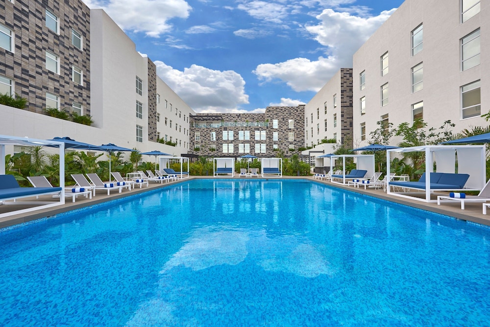 Hotel City Express Plus by Marriott Cancún Aeropuerto Riviera - Image 1