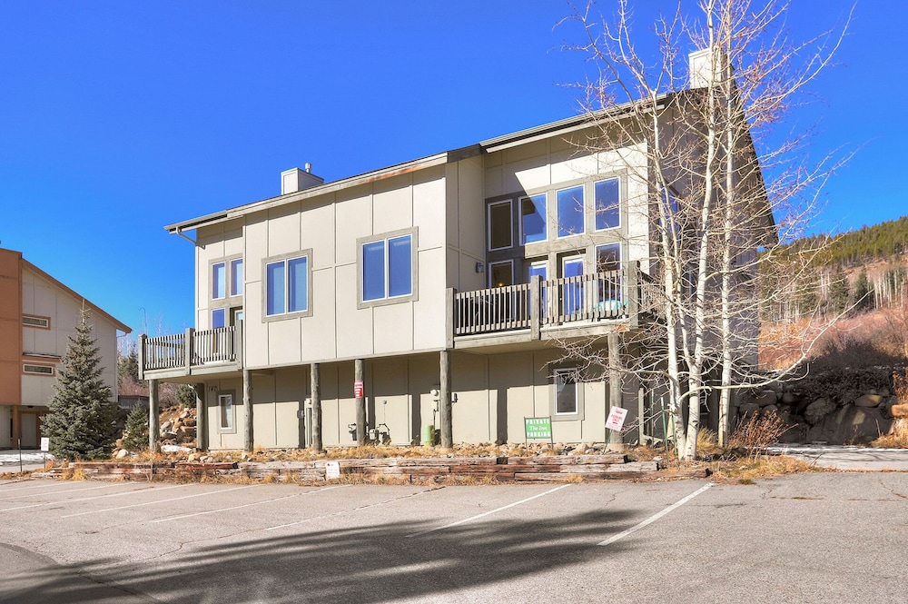 130 Meisel Drive 4 Bedroom Townhouse by RedAwning