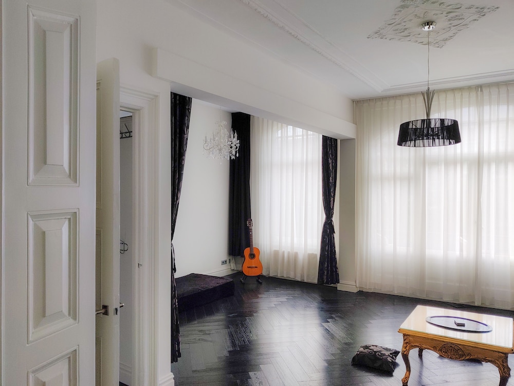Sézane's Lodges: shared home - not hotel - in museum district