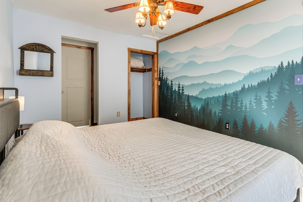 3 Mi to Blackwater Falls: Peaceful Retreat w/ Deck