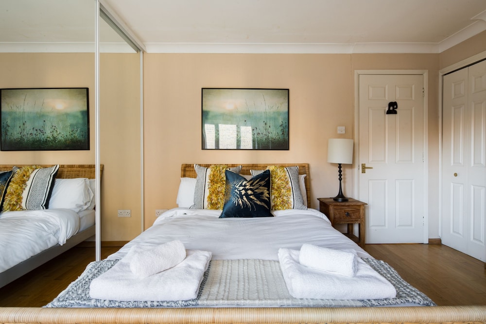 Spacious 2 Bed Apartment with Garden in Fulham