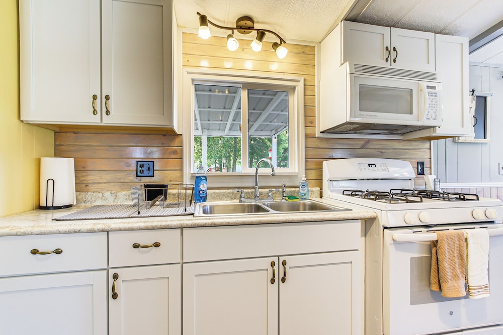Lake Views & Fireside Bliss: Cecil Cottage w/ Yard