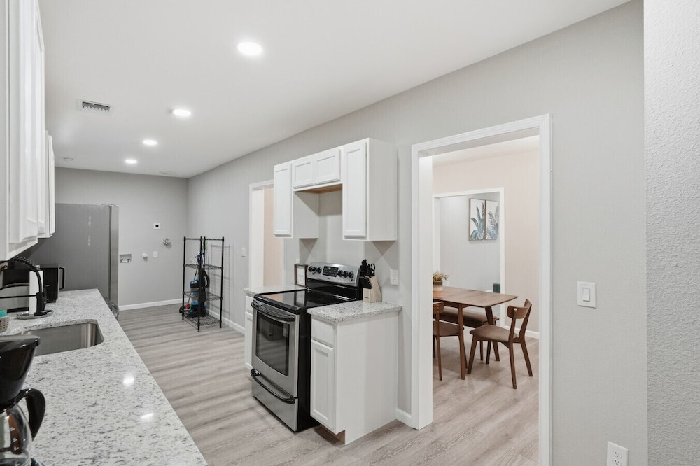 Spacious 4BR Gem Family-friendly Near Downtown