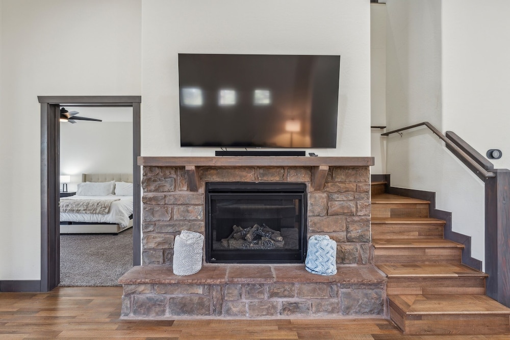 Scenic Golf Retreat With Modern Comforts & Fireplace 4 Bedroom Townhouse