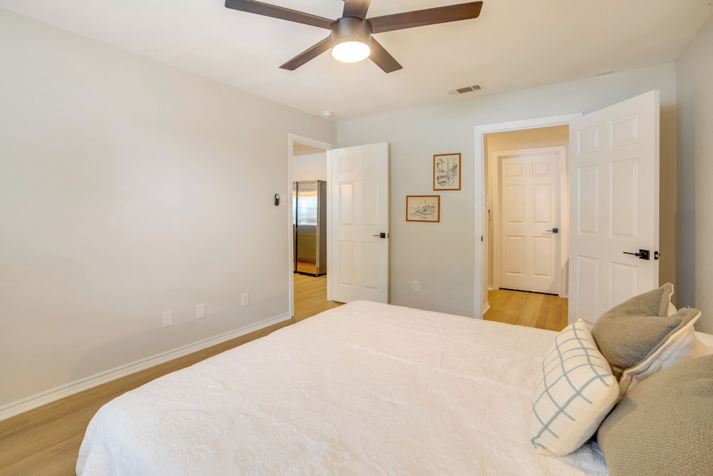 Waterfront Cedar Creek Lake Gem: Near Marina!
