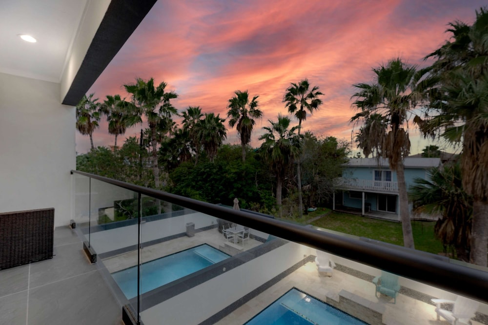 Immaculate Townhouse w Pool Balcony South Padre