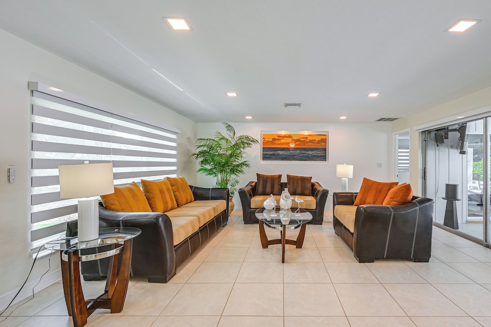 Outdoor Oasis: Marco Island Home Near Beaches