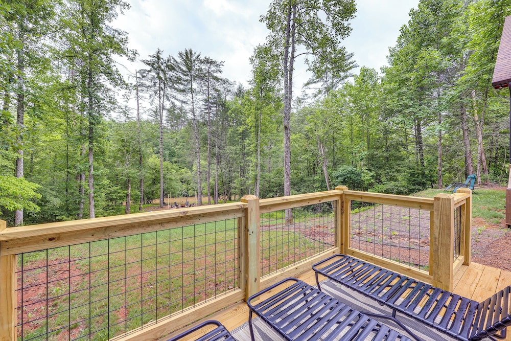 Hot Tub & Deck: Riverfront Mccaysville Cabin!