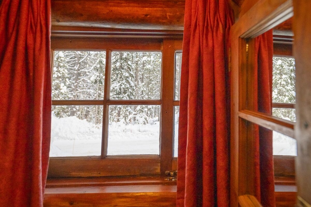 Storm Mountain Lodge Cabins & Dining