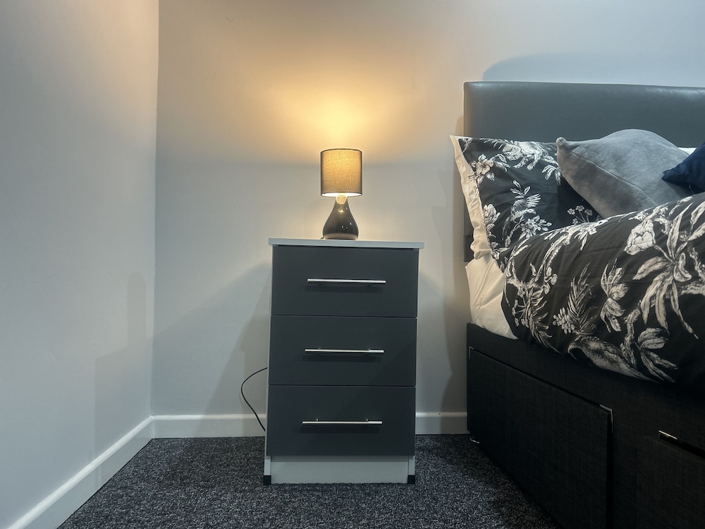 Private Luxury Apartment - Free Parking & Wi-fi view 2