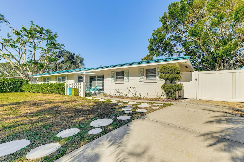 Lanai & Pet Friendly! Retro-chic Sarasota Home!