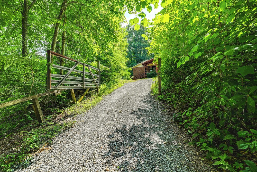 Unique & Artsy Cabin w/ Mountain Views!