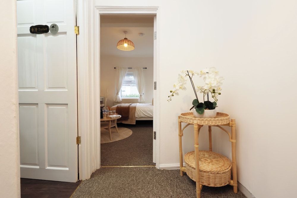 Cardiff Guesthouse & On-Street Parking