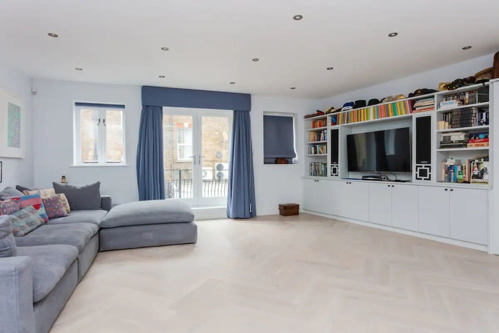 Contemporary 2 Bedroom House in Vibrant Shepherds Bush