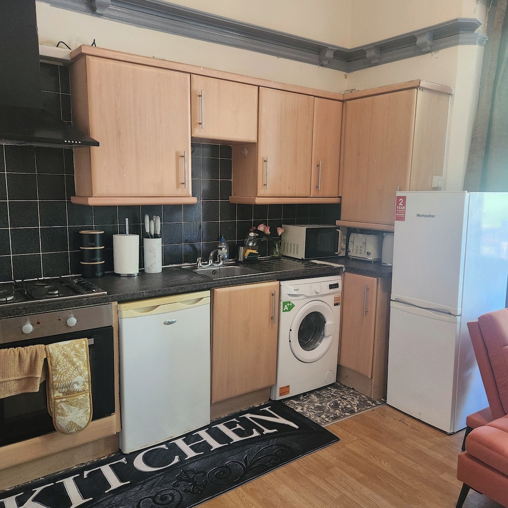 Tettenhall Road Retreat - Modern Apartment