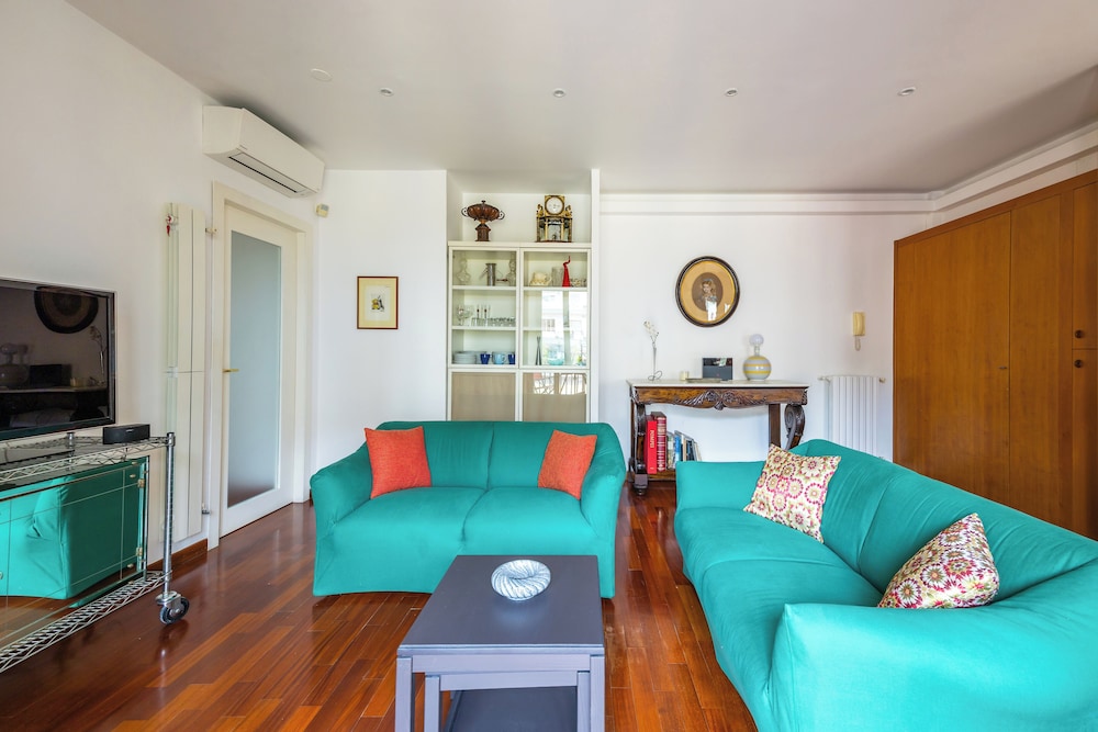 Colonna Classic Style Apartment
