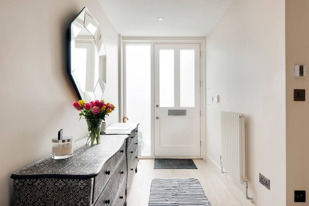 The Bohemian Rhapsody- Garden Apartment in Hampstead - by Out of Office Lifestyle