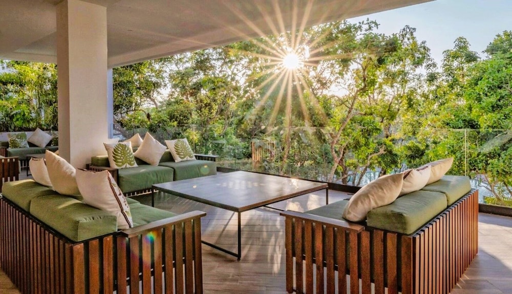 Anana Yaaxlum 105 S Oasis Pool and Jacuzzi
