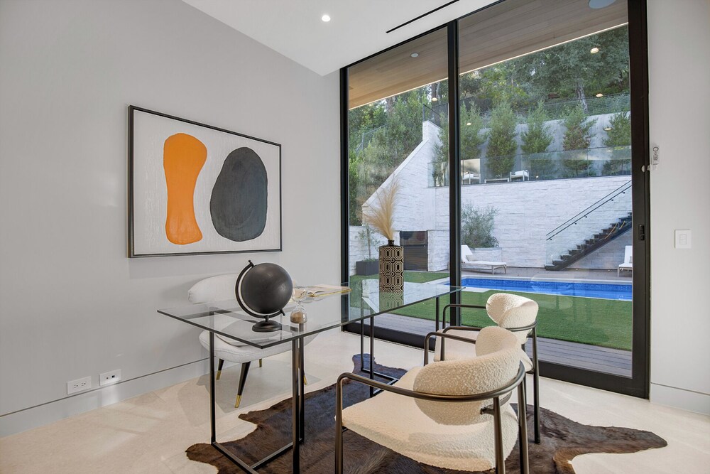 Hutton Villa - 5-bedroom Retreat in Iconic Beverly Hills Oasis