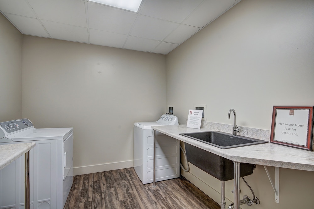 Spacious Upstairs Townhome With Private Garage 2 Bedroom Condo