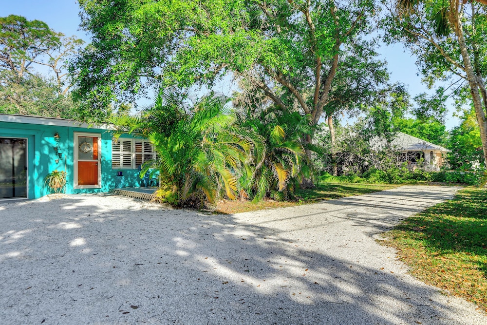 Englewood Bungalow 1 Mi to Beach: Pets Welcome!
