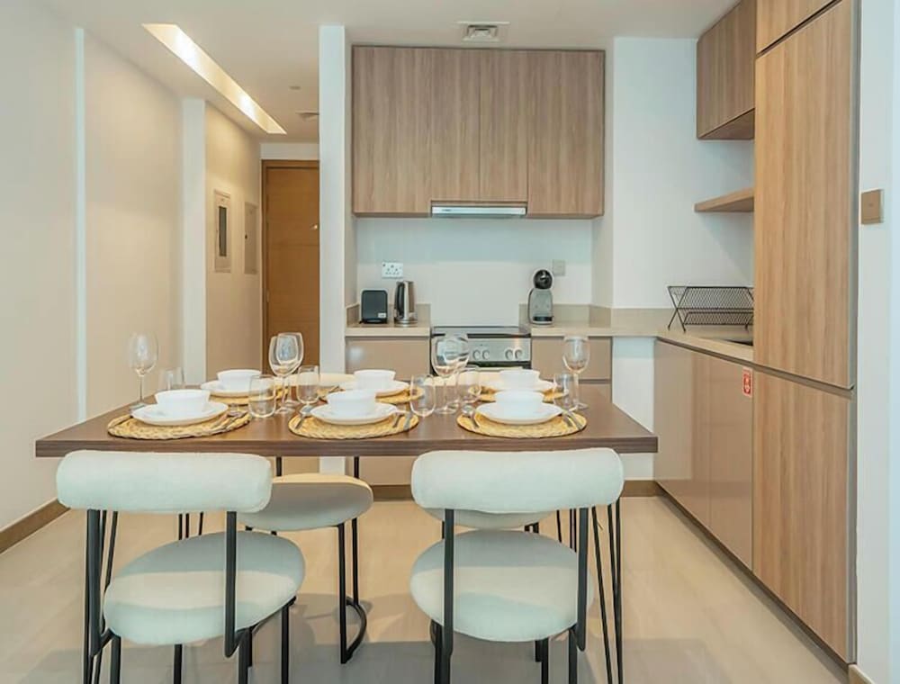 Elegant High Floor 2BR Urban Oasis