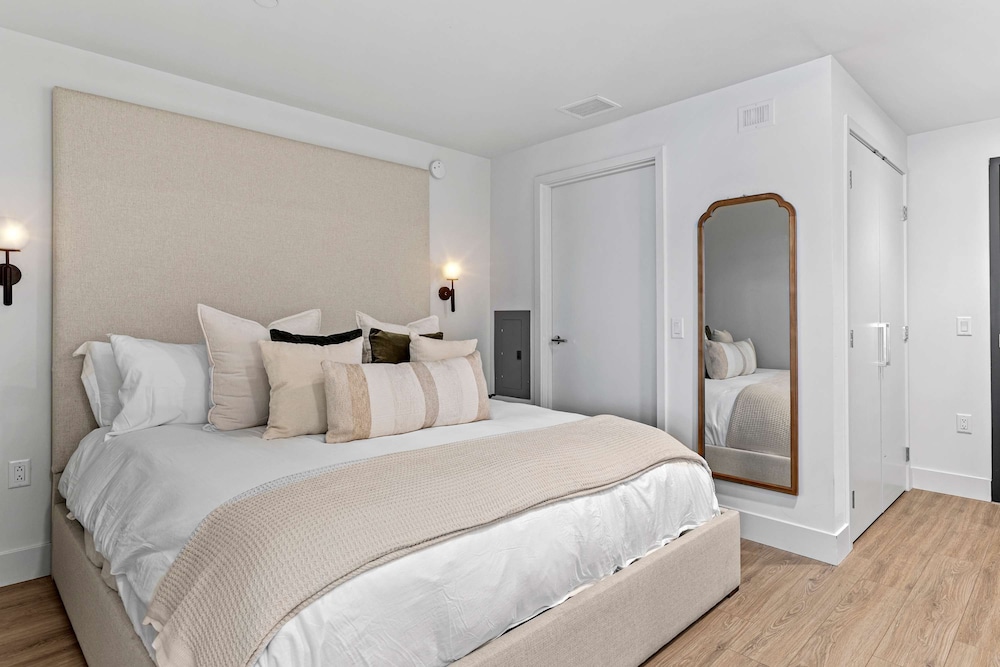 NEW Downtown Luxe King Suite Sauna Pool Access